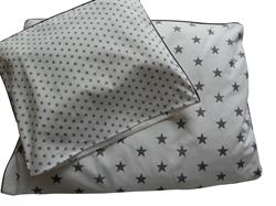 baby-junior-sengetøj-hvid-med-grå-stjerner-lille-per-seng.dk
