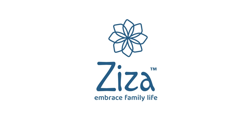 Logo med blå blomst, teksten "Ziza" og "embrace family life" på hvid baggrund.