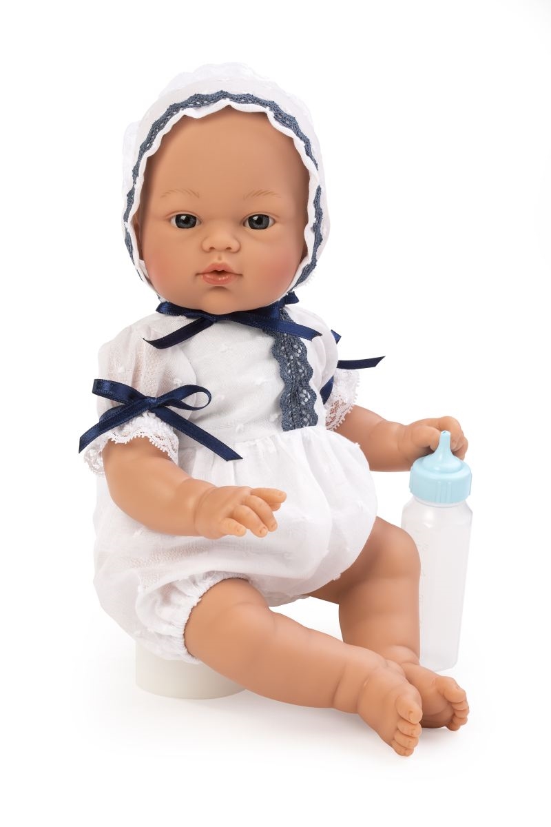Asi - Koke babydreng i hvid dragt, kyse og med sutteflaske - 36 cm 