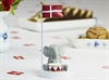 Bordflag med elefant, der spiller tromme, dekoreret med dansk flag. Velegnet til fest.