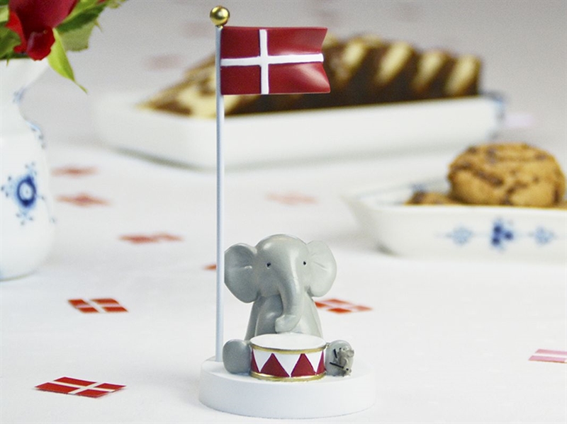 Bordflag med elefant, der spiller tromme, dekoreret med dansk flag. Velegnet til fest.