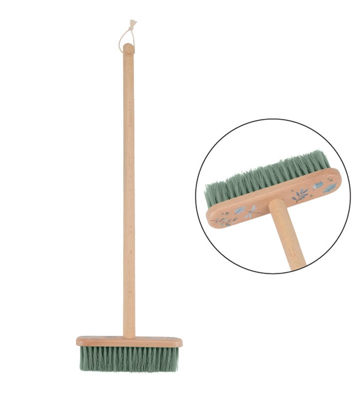 Kost med træskaft og grønne børster. Hovedet har blad- og dyremotiver.