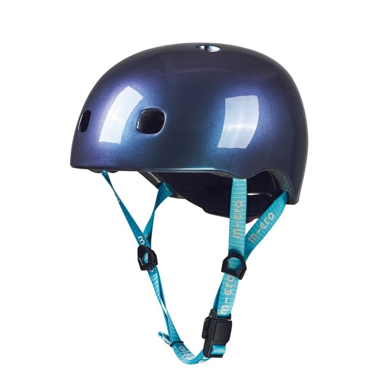 Hjelm i neochrome blå med ventilationshuller og justerbare blå stropper med logo.