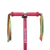 Pink scooter med neon streamere og "m-cro" logo på styret.
