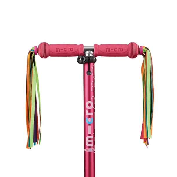 Pink scooter med neon streamere og "m-cro" logo på styret.