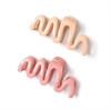 Bølgeformede hårklemmer fra Molly & Rose i beige og pink. Genbrugsmateriale.