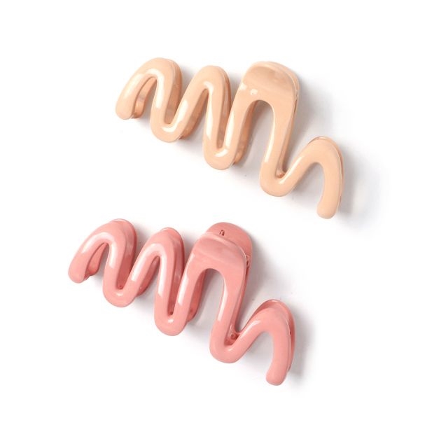Bølgeformede hårklemmer fra Molly & Rose i beige og pink. Genbrugsmateriale.